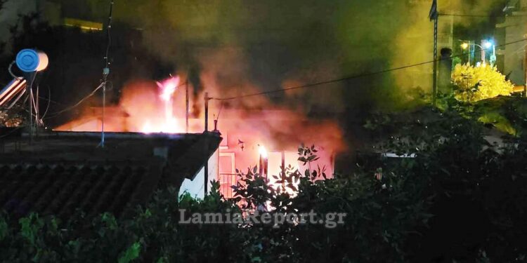 Λαμία: Σπίτι τυλίχτηκε στις φλόγες τα ξημερώματα