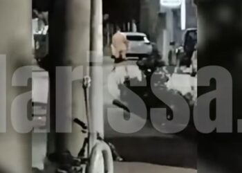 Λάρισα: Άνδρας κυκλοφορούσε γυμνός στη μέση του δρόμου – Άκουγε μουσική και έπινε αλκοόλ