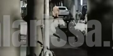 Λάρισα: Άνδρας κυκλοφορούσε γυμνός στη μέση του δρόμου – Άκουγε μουσική και έπινε αλκοόλ