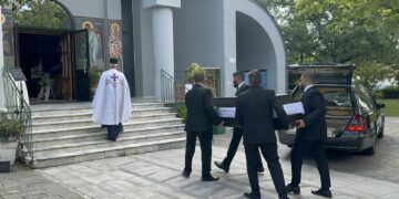 Λάρισα: Οδύνη στην κηδεία της 52χρονης που δολοφονήθηκε από τον γιο της