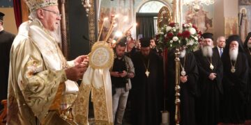 Προεξάρχοντος του Οικουμενικού Πατριάρχη Βαρθολομαίου, η πανηγυρική Θεία Λειτουργία στο ναό Αγ. Νικολάου στο Κολωνάκι