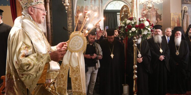 Προεξάρχοντος του Οικουμενικού Πατριάρχη Βαρθολομαίου, η πανηγυρική Θεία Λειτουργία στο ναό Αγ. Νικολάου στο Κολωνάκι