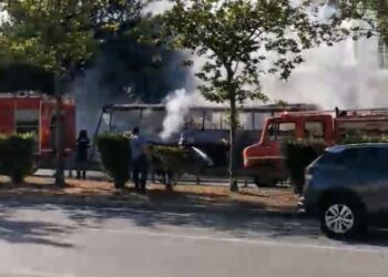 Φωτιά σε λεωφορείο στο Χαϊδάρι: «Άκουσα δύο εκρήξεις και είδα μαύρους καπνούς» λέει στο enikos.gr κάτοικος της περιοχής