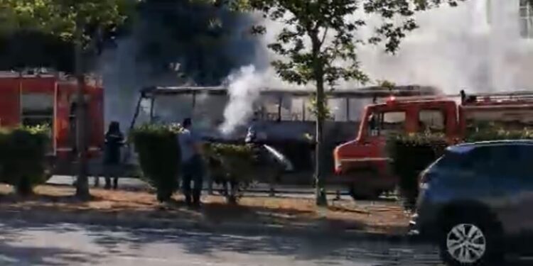 Φωτιά σε λεωφορείο στο Χαϊδάρι: «Άκουσα δύο εκρήξεις και είδα μαύρους καπνούς» λέει στο enikos.gr κάτοικος της περιοχής