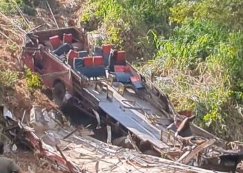 Τουλάχιστον 21 επιβάτες νεκροί έπειτα από πτώση λεωφορείου σε χαράδρα