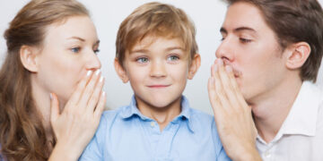 Εάν έχετε ακούσει αυτές τις 7 φράσεις στην παιδική ηλικία, πιθανότατα μεγαλώσατε με γονείς που δεν ήξεραν πώς να εκφράσουν την αγάπη τους