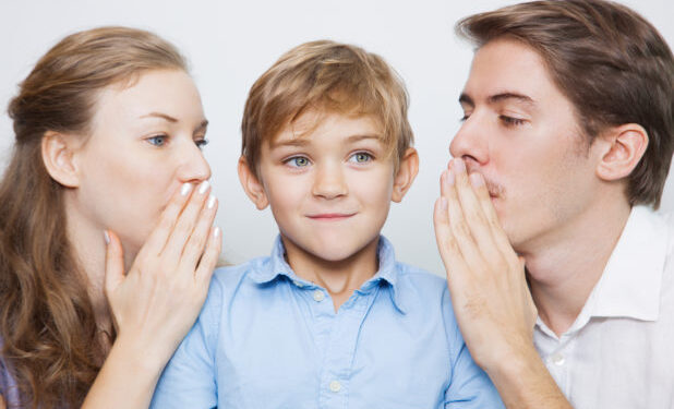 Εάν έχετε ακούσει αυτές τις 7 φράσεις στην παιδική ηλικία, πιθανότατα μεγαλώσατε με γονείς που δεν ήξεραν πώς να εκφράσουν την αγάπη τους