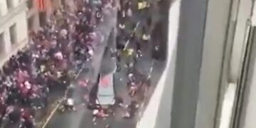 Συγκλονιστικό βίντεο από την στιγμή που το αυτοκίνητο πέφτει επάνω στους πεζούς