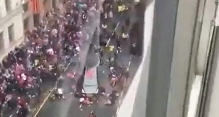 Συγκλονιστικό βίντεο από την στιγμή που το αυτοκίνητο πέφτει επάνω στους πεζούς