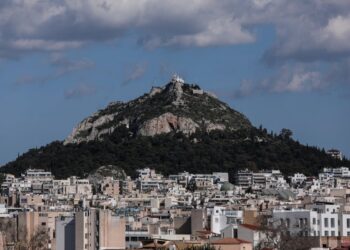 Βρέθηκαν μπουκάλια με οινόπνευμα, σπρέι και αναπτήρες στον Λυκαβηττό