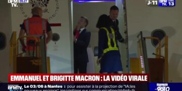 Εμανουέλ Μακρόν: Το «χτύπημα στο πρόσωπο» από τη σύζυγό του και η αμήχανη αντίδραση