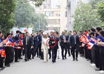 Εμανουέλ Μακρόν: Αγκαζέ με την Μπριζίτ στο Ανόι