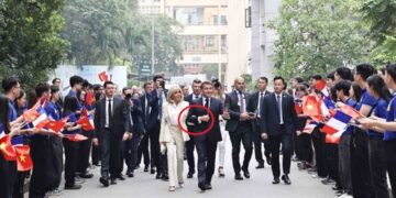 Εμανουέλ Μακρόν: Αγκαζέ με την Μπριζίτ στο Ανόι