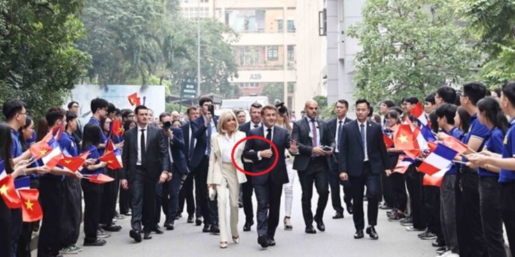 Εμανουέλ Μακρόν: Αγκαζέ με την Μπριζίτ στο Ανόι