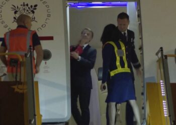 Εμανουέλ και Μπριζίτ Μακρόν: Μια στιγμή οικειότητας ή καβγάς;