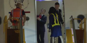 Εμανουέλ και Μπριζίτ Μακρόν: Μια στιγμή οικειότητας ή καβγάς;