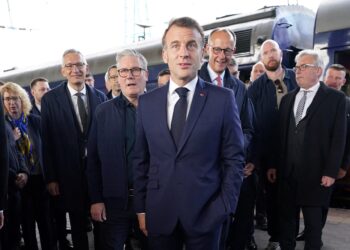 Ο Μακρόν ζητά «άμεσες συνομιλίες» μεταξύ Ουκρανίας και Ρωσίας