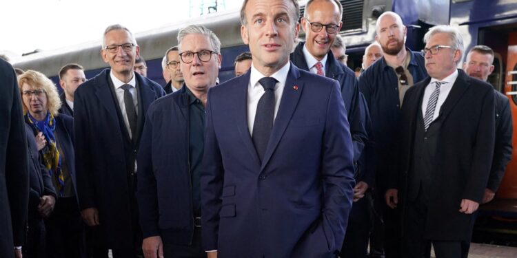 Ο Μακρόν ζητά «άμεσες συνομιλίες» μεταξύ Ουκρανίας και Ρωσίας