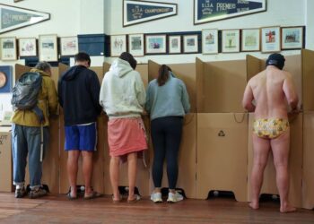 Μπικίνι και ψηφοδέλτια – Η παράδοση από το 2001