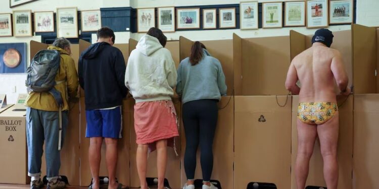 Μπικίνι και ψηφοδέλτια – Η παράδοση από το 2001