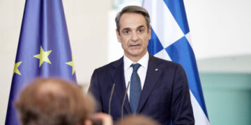 Mitsotakis: Universities belong to students and professors, not to minorities who “mask their criminal acts with ideologies”