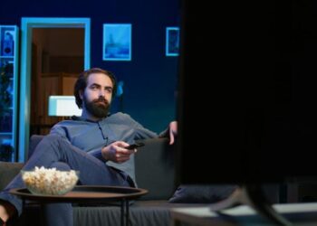 Τα 7 πράγματα που πρέπει να σταματήσετε να κάνετε εάν θέλετε να κοιμηθείτε καλά, σύμφωνα με ειδικούς