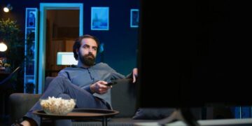 Τα 7 πράγματα που πρέπει να σταματήσετε να κάνετε εάν θέλετε να κοιμηθείτε καλά, σύμφωνα με ειδικούς