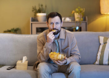 Αν δεν μπορείτε να φάτε χωρίς να βλέπετε κάτι στην τηλεόραση ή τον υπολογιστή, μπορεί να σας συμβαίνουν 7 πράγματα