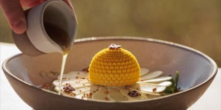 Ο μουσακάς κάνει pop-up στο Savoy