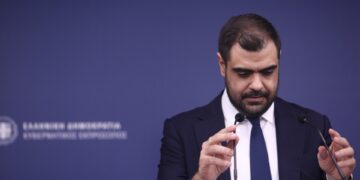 Επίθεση Μαρινάκη κατά Ανδρουλάκη με αφορμή το πόρισμα για τα Τέμπη: «Βαρύτατα εκτεθειμένος»