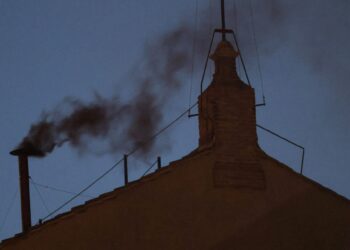 Μαύρος καπνός για την εκλογή νέου Πάπα