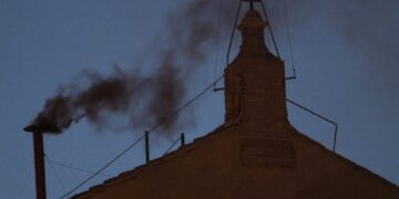 Μαύρος καπνός για την εκλογή νέου Πάπα