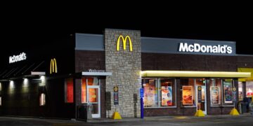 Η αβεβαιότητα βούλιαξε σε χαμηλά πενταετίας τις πωλήσεις των McDonald’s στις ΗΠΑ