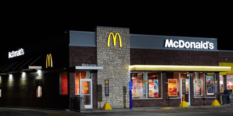 Η αβεβαιότητα βούλιαξε σε χαμηλά πενταετίας τις πωλήσεις των McDonald’s στις ΗΠΑ
