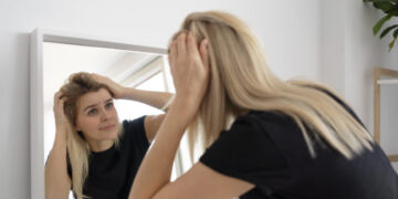 Η Νο1 ομάδα τροφίμων που μπορεί να προκαλέσει απώλεια μαλλιών, σύμφωνα με ειδικό