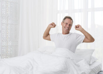 6 πράγματα που πρέπει να κάνετε το βράδυ αν θέλετε να είστε πιο χαρούμενοι το πρωί