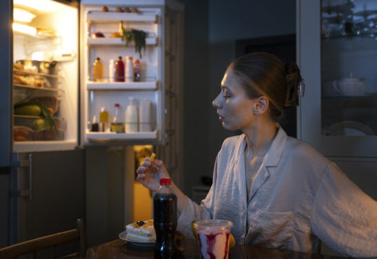 Το Νο1 σνακ που πρέπει να τρώτε το βράδυ για να περιορίσετε τη φλεγμονή, σύμφωνα με διαιτολόγους