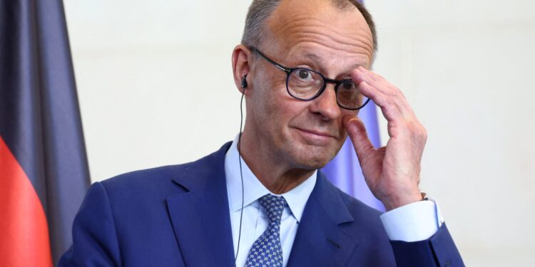 Μερτς: Τα εύσημα για την «εξαήμερη εργασία» που… έφεραν αμηχανία