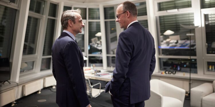 Το ραντεβού Μητσοτάκη – Μερτς στο Βερολίνο, το μεταναστευτικό και τα Eurofighter