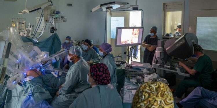 Πρώτη ελληνική μεταμόσχευση ήπατος από ζώντα δότη με ρομποτικό σύστημα σε δημόσιο νοσοκομείο