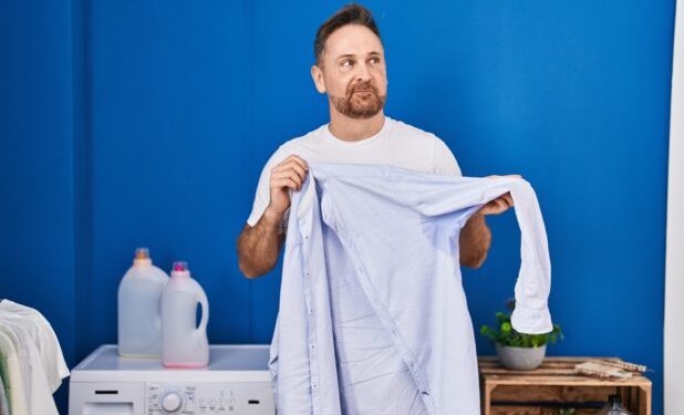 Το απλό κόλπο για να τους εξαφανίσετε από τα ρούχα με 1 σπιτικό διάλυμα