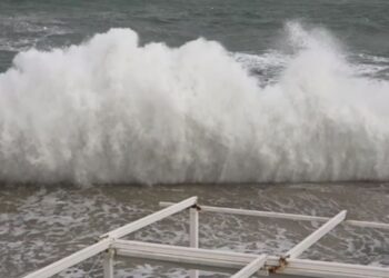 Κύματα ύψους 10 μέτρων «χτύπησαν» την Μύκονο
