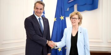 Mitsotakis meets with EU Commissioner for financial services
