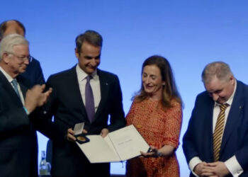 Berlin: Mitsotakis’ award for Greece’s economic progress – “This recognition belongs to the Greek people”