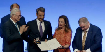 Berlin: Mitsotakis’ award for Greece’s economic progress – “This recognition belongs to the Greek people”