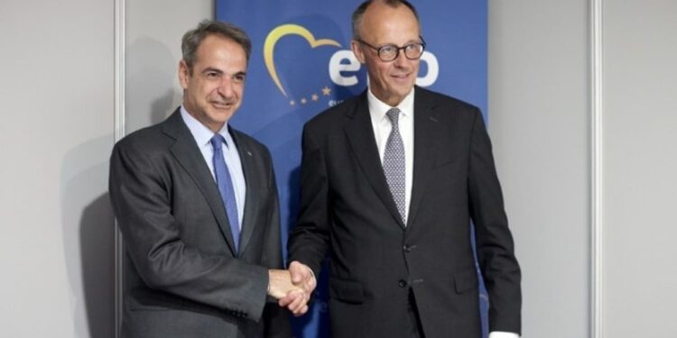 Στο Βερολίνο με βαριά ατζέντα ο Μητσοτάκης