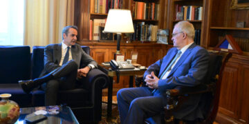 Mitsotakis on ending the tenure of civil servants: Consistent workers should be rewarded, those who consistently underperform should be removed