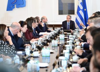 Πώς αποκωδικοποιούν τα μηνύματα των δημοσκοπήσεων στην κυβέρνηση