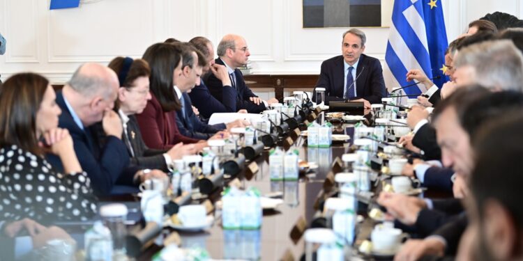 Πώς αποκωδικοποιούν τα μηνύματα των δημοσκοπήσεων στην κυβέρνηση