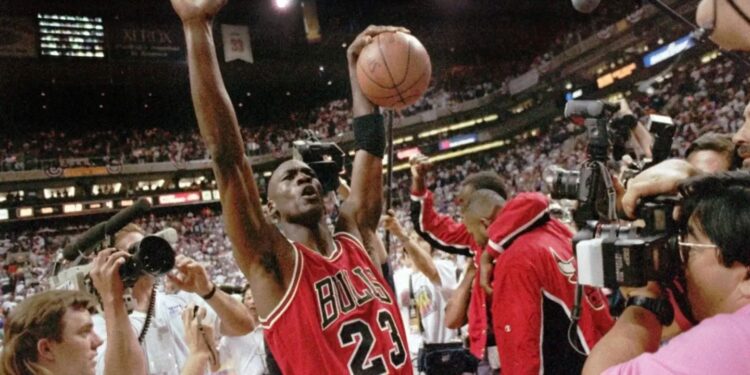 Ο Μάικλ Τζόρνταν επιστρέφει στο NBA